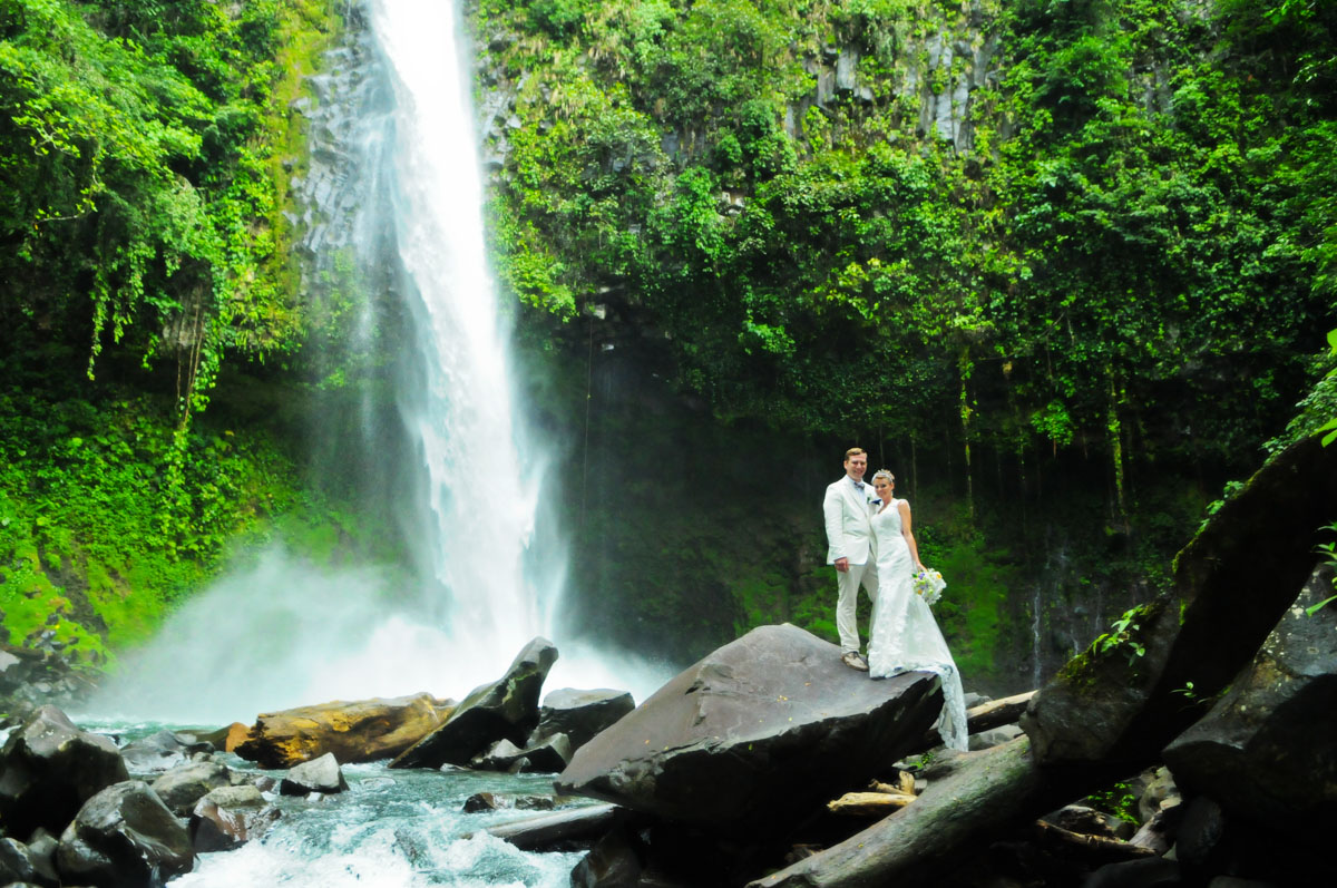 Weddings in La Fortuna waterfall