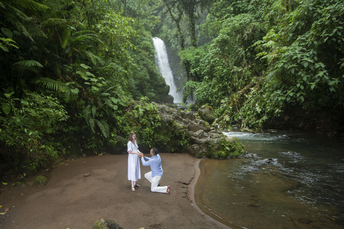 Marriage proposal at La Paz waterfall gardens